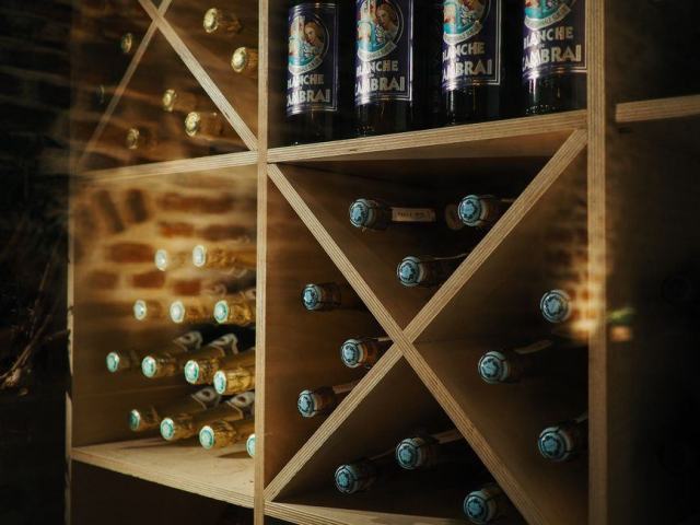 Cave à vin à porte vitrée installée dans une pièce de vie