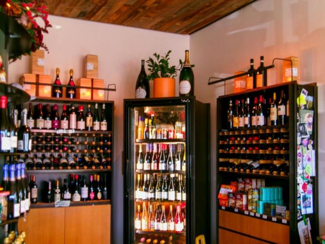 La cave à vin de service : vos bouteilles prêtes à déguster Cave à vin de service : préparer chaque bouteille à la bonne température