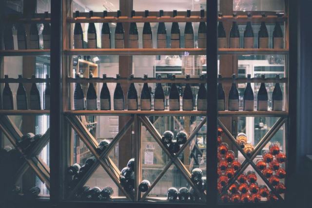 Armoire à vin versus cave à vin : comment choisir entre les deux Armoire à vin ou cave à vin : comment distinguer les deux et faire le bon choix