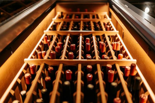 Mini cave à vin : les modèles compacts pour petits espaces Mini cave à vin : choisir un modèle compact sans sacrifier la conservation